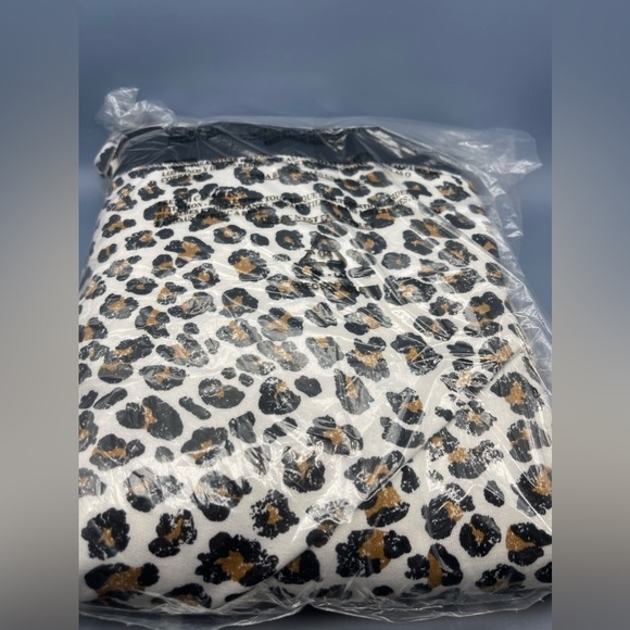 Splendid 2-Piece V-Neck Jogger Set Pajamas, Natural Leopard, Size Medium, NWT - Picture 4 of 4